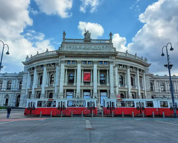 Wiedeń w jeden dzień: czerwone tramwaje przed majestatycznym Burgtheater.