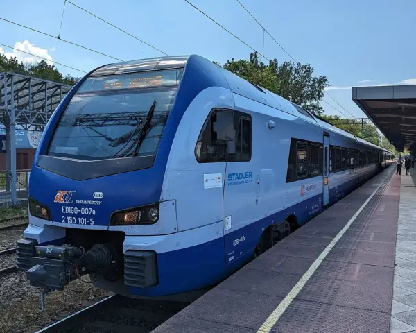 Nowy pociąg PKP Intercity Stadler ED160-007a na stacji w Solcu-Zdroju.