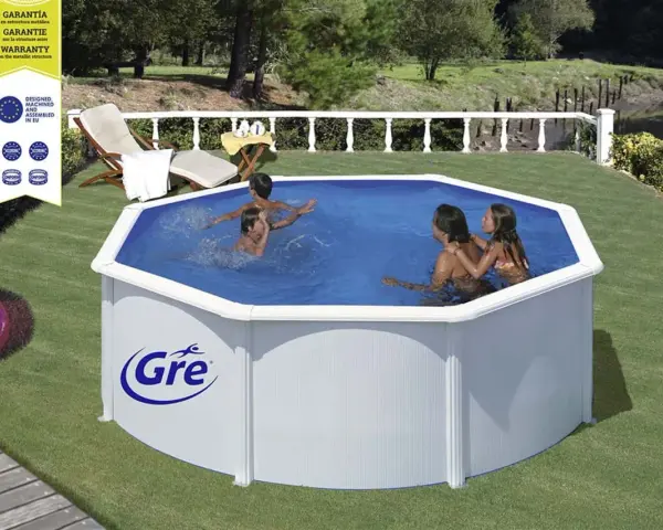 Familia disfrutando en piscinas para patios, una opción refrescante para el verano.