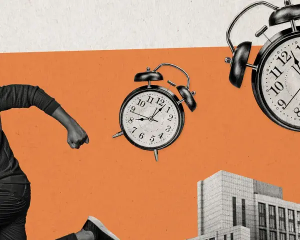 Hombre corriendo contra el tiempo en hora pico luz. Relojes antiguos flotan alrededor de un edificio moderno.