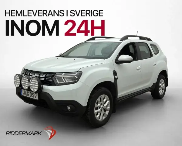 Vit Dacia Duster med extraljus, redo för ett däcktest. Hemleverans inom 24h.