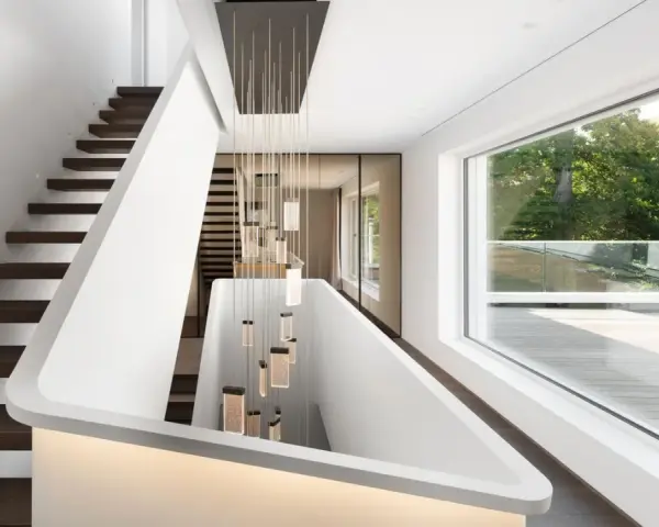 Modernes Treppenhaus gestalten: Schwebende Holzstufen, minimalistische weiße Wände und eine auffällige Hängeleuchte schaffen ein elegantes Ambiente.