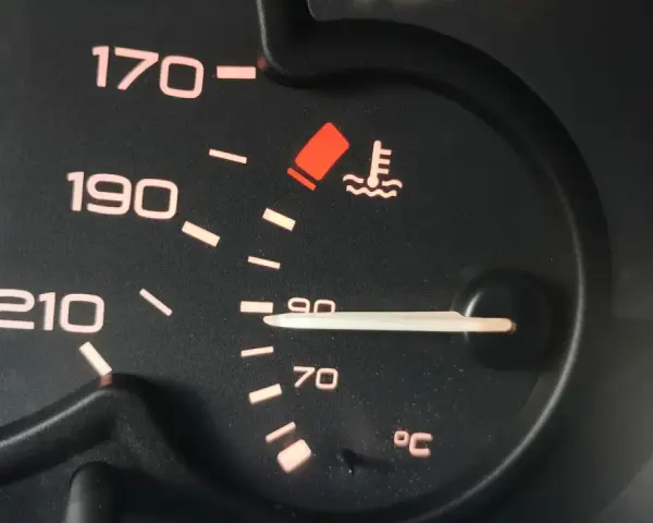 Wskaźnik temperatury płynu chłodniczego diesel pokazuje 90°C. Czerwona kontrolka ostrzega przed przegrzaniem.