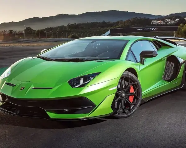 Jaskrawozielony Lamborghini Aventador SVJ na torze wyścigowym, gotowy do szaleństwa.