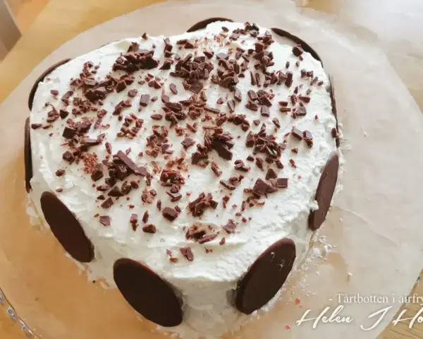 Hjärtformad tårta med vispgrädde och chokladströssel. Ett perfekt tårta recept för alla tillfällen.