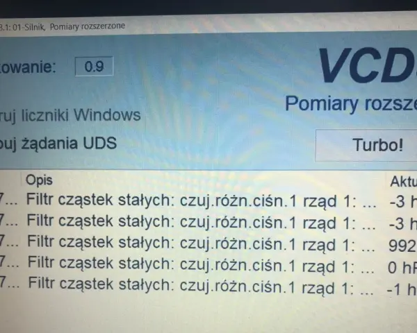 Ekran komputera z programem VCDS pokazujący pomiary ciśnienia różnicowego filtra DPF.