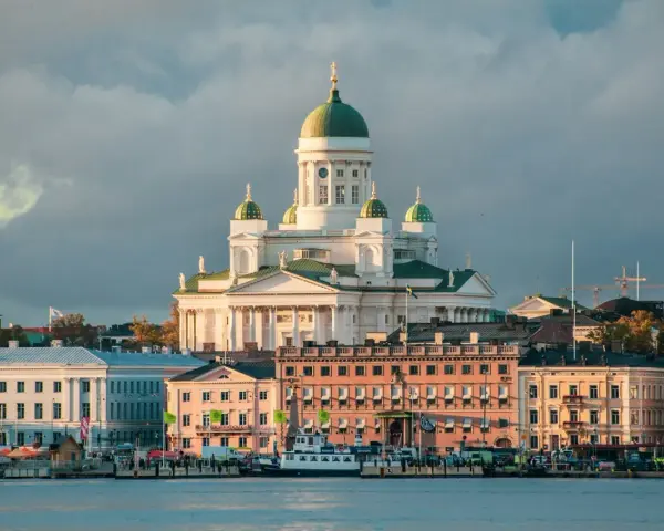 Helsinki czy warto? Widok na katedrę i nadbrzeże z łodziami. Architektura miasta zachwyca, a port tętni życiem.