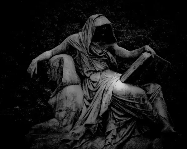 Kamienna arcykapłanka tarot, w kapturze, z księgą w dłoni, siedzi na postaci w hełmie.