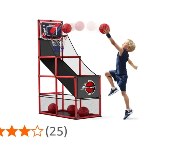 Niño rubio lanza pelotas en un juego de baloncesto. ¡Diversión asegurada con estos juegos de baloncesto!
