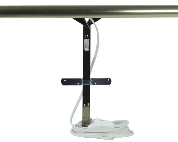 En lampa designad för att belysa tavlor, med en metallstång och justerbart fäste.