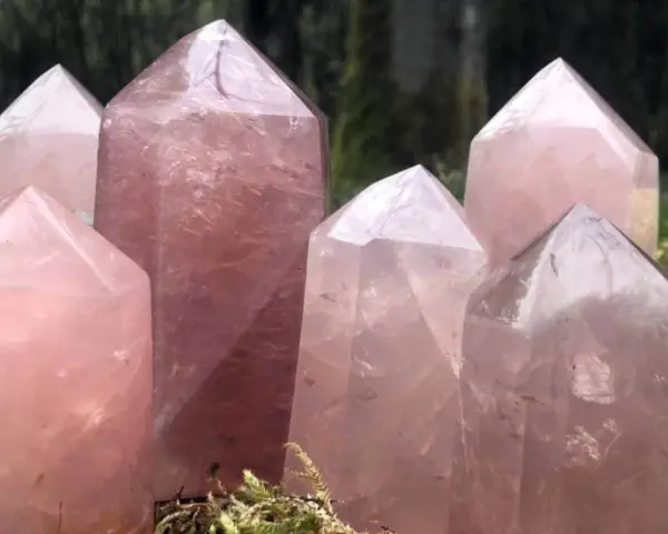 Cristales de cuarzo rosa pulidos, listos para limpiar su energía.