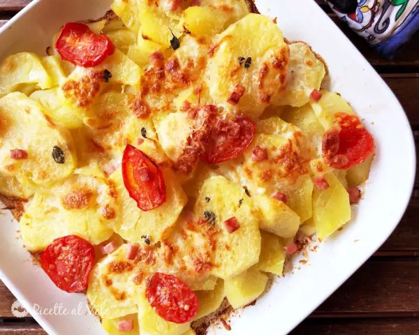Patate al forno con pomodorini e pancetta, una delle 10 ricette con le patate veloci perfette per ogni occasione.