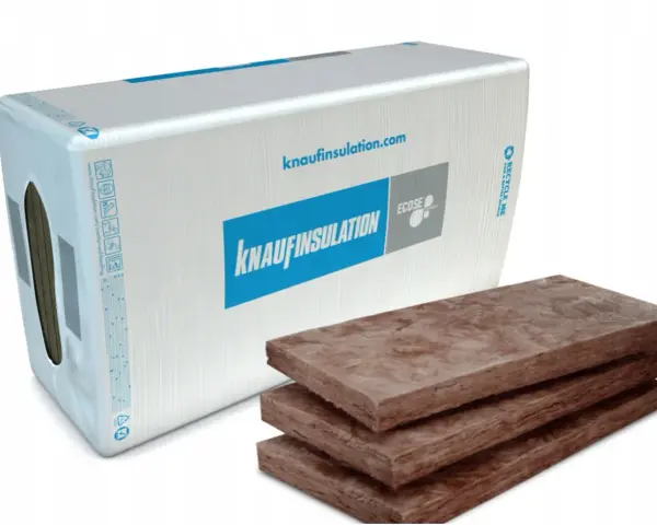 Opakowanie wełny mineralnej Knauf Unifit 035 15cm i trzy płyty izolacyjne.