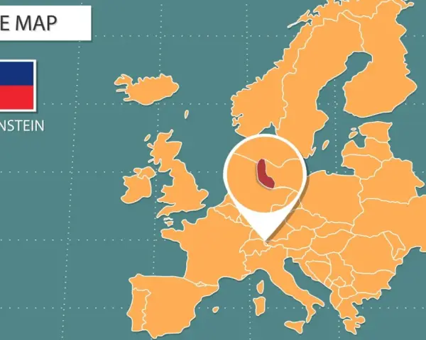 Mapa Europy z zaznaczonym Liechtensteinem. Obok flaga kraju i nazwa. Waluta Liechtensteinu to frank szwajcarski.