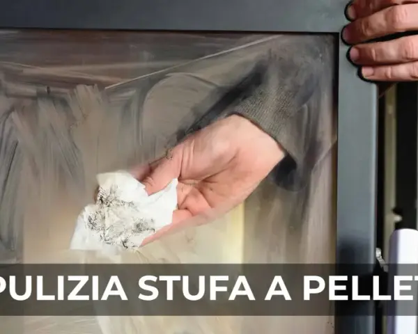 Mano che pulisce il vetro di una stufa a pellet con un panno sporco di fuliggine.