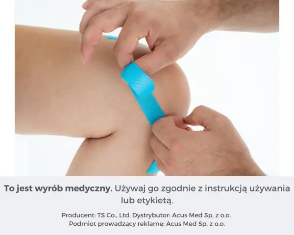 Dłonie aplikują niebieskie plastry kinesiotaping na kolano. Instrukcja jak naklejać plastry kinesiotaping jest kluczowa.