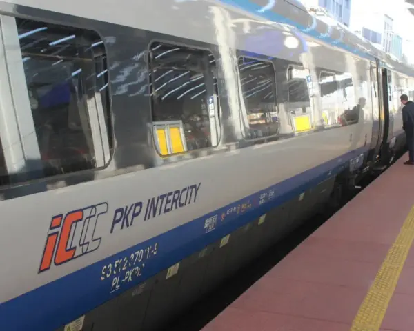 Pociąg PKP Intercity na peronie, gotowy do podróży z Warszawy do Giżycka.