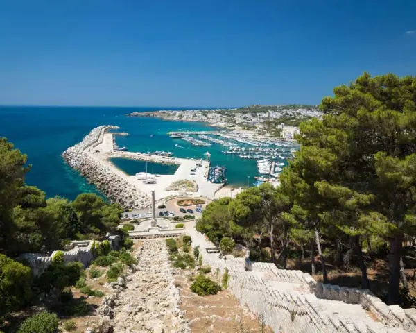 Vista panoramica del porto di Otranto, una delle tappe del cammino del Salento, con il mare azzurro e le barche ormeggiate.