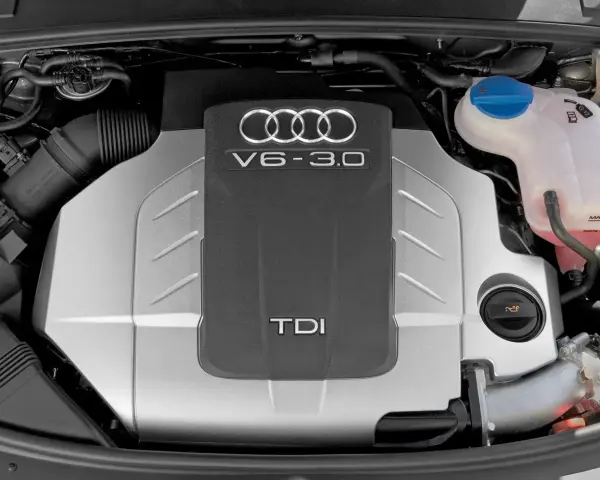 Silnik Audi V6 3.0 TDI. Widoczny rozrząd i zbiornik płynu chłodniczego.