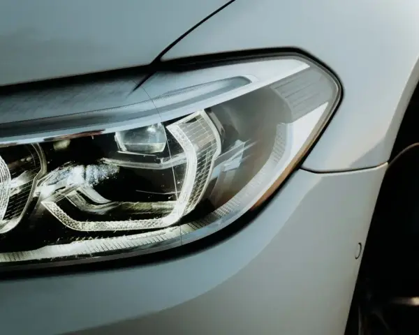 Nowoczesny reflektor LED. Czy żarówki postojowe LED są legalne? To pytanie nurtuje wielu kierowców.