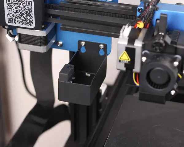 Zbliżenie na drukarkę 3D Sovol SV04, widoczny uchwyt na narzędzia przy głowicy drukującej.