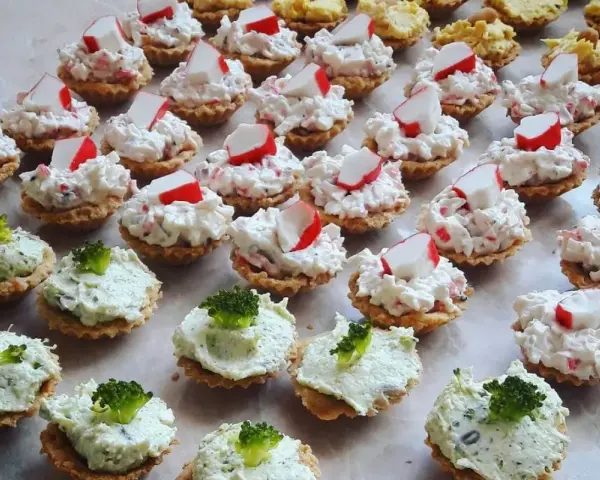 Babeczki na słono z farszem z paluszków krabowych i brokułami. Pyszne przekąski na imprezę.