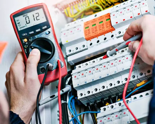 Jak zostać elektrykiem bez szkoły? Krok po kroku do uprawnień SEP