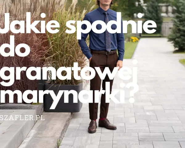 Mężczyzna w granatowej koszuli i brązowych spodniach, idealny zestaw: jakie spodnie do granatowej marynarki? Szafler.pl.