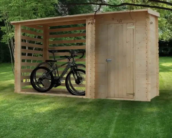 Un abri en bois pour fabriquer abri vélo, avec deux vélos à l'intérieur. La structure ouverte protège les vélos des intempéries.