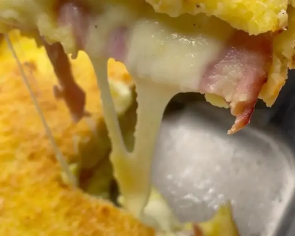 Un delizioso tortino di patate prosciutto e mozzarella filante, con una crosticina dorata e un cuore morbido e saporito.
