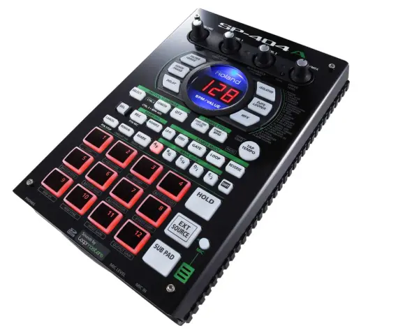 Roland SP-404 A, sampler z 12 podświetlanymi padami, idealny do tworzenia bitów i pętli.