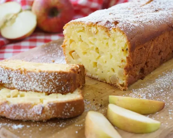 Saftiger Apfelkuchen, bestäubt mit Puderzucker. Dieses Apfelkuchen Rezept ist ein Genuss!