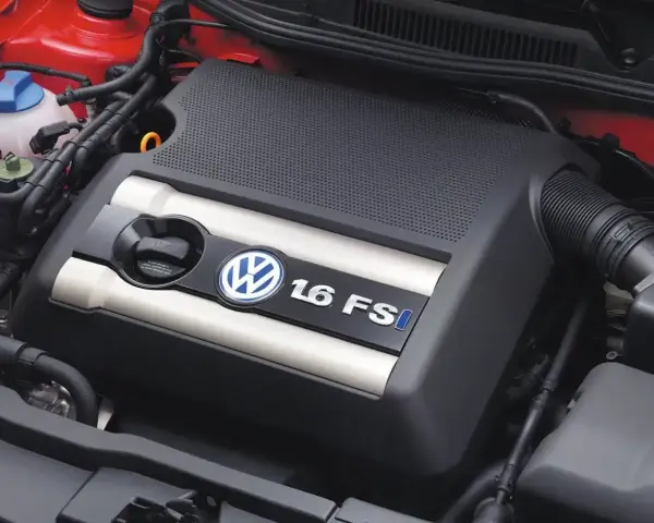 Silnik 1.6 FSI w Golfie 4. Widoczna pokrywa silnika z logo VW i oznaczeniem modelu.