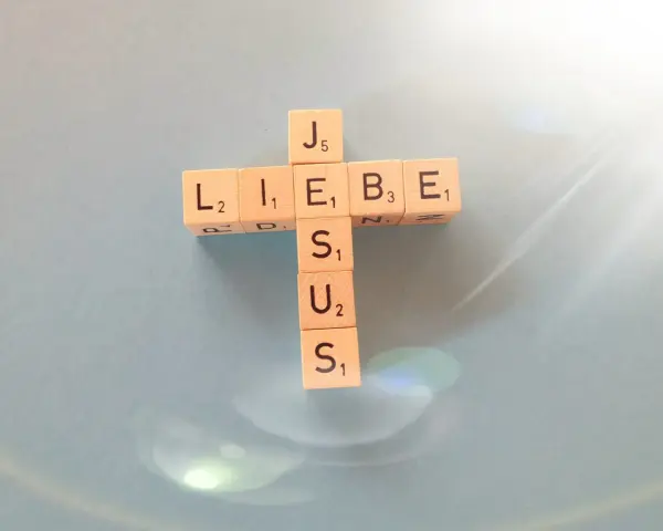 Holzbuchstaben bilden ein Kreuz mit "LIEBE" und "JESUS". Wie in Johannes 5,30 kann ich nichts aus mir selbst tun.