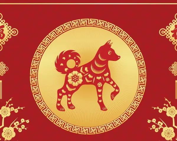 Czerwony pies, symbol chińskiego znaku zodiaku 2007, w złotym okręgu. Złote ozdoby i kwiaty wiśni dopełniają świąteczną kompozycję.