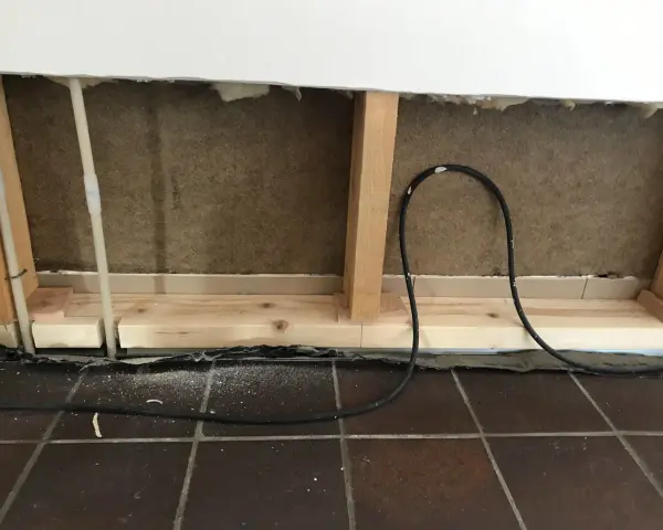 Nybyggd syll med isolering och rördragning. Förberedelser för att byta syll.