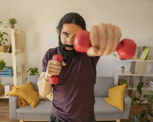 Jak ćwiczyć z hantlami od podstaw? Bezpieczny trening w domu!