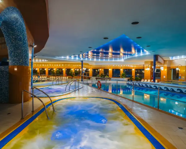 Relaks w basenach Hotelu Gołębiewski w Mikołajkach. Sprawdź, ile kosztuje doba w hotelu Gołębiewski w Mikołajkach, by cieszyć się tym widokiem.