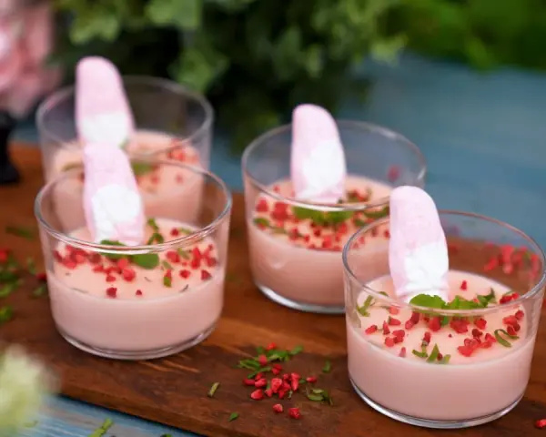 Söta desserter med rosa fluff och strössel, perfekta att baka skumtomtar till.