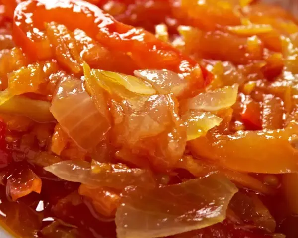 Friggione bolognese, un contorno saporito di cipolle e pomodoro cotto lentamente.