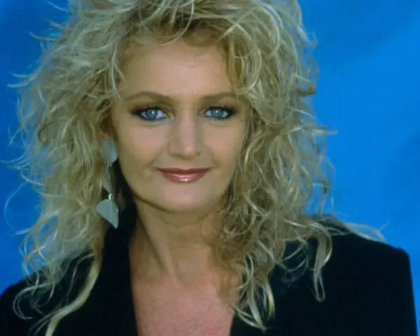 Bonnie Tyler z burzą blond włosów i niebieskimi oczami. Ciekawe, ile lat ma Bonnie Tyler?