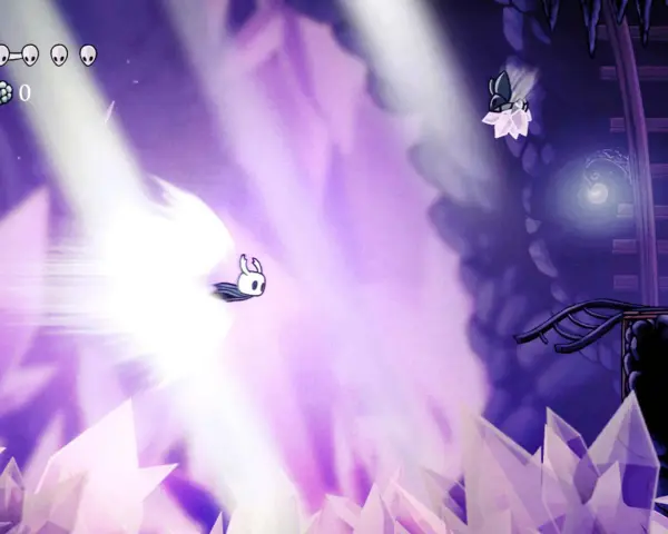 El Caballero avanza con un ataque relámpago en un entorno de cristales morados, buscando el platino en Hollow Knight.