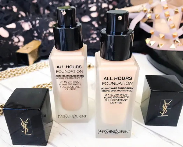Dwie buteleczki YSL All Hours Foundation. Jak dobrać odcień? Idealny makijaż na 24h.