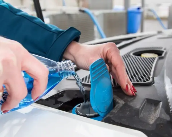 Scheibenwischwasser nachfüllen: So vermeiden Sie Frostschäden im Winter