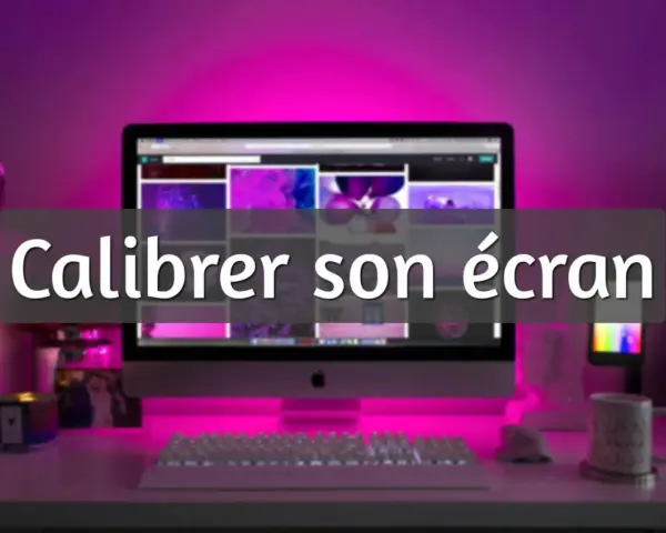 Bureau illuminé de rose, un ordinateur affiche des images. Le texte "Calibrer son écran" suggère une optimisation des couleurs pour une meilleure expérience visuelle.