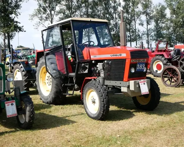 Czerwony Ursus 912 na zlocie. Zastanawiasz się, ile wchodzi oleju do skrzyni Ursus 912?