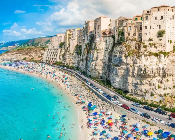 Calabria: Guida alle Migliori Località Balneari (Tirreno vs Ionio)