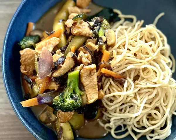 Pyszne dania z sosem teriyaki: kurczak z warzywami i makaronem.