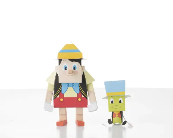 Figuras de Pinocchio y Pepito Grillo hechas con manualidades de papel pinocho.