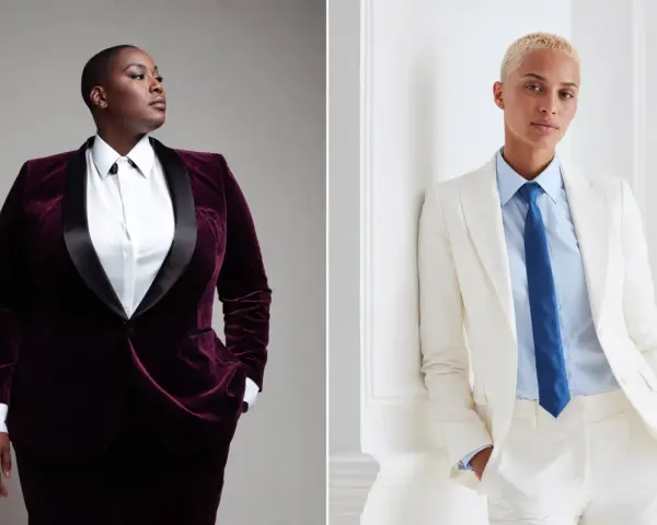 Dos modelos, uno con traje de terciopelo burdeos y otro con traje blanco, ambos con camisas y corbatas, proyectan una imagen de elegancia andrógina.